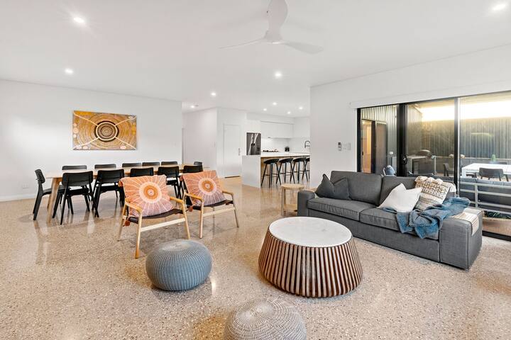 Walking distance to the beach! gallery image 3