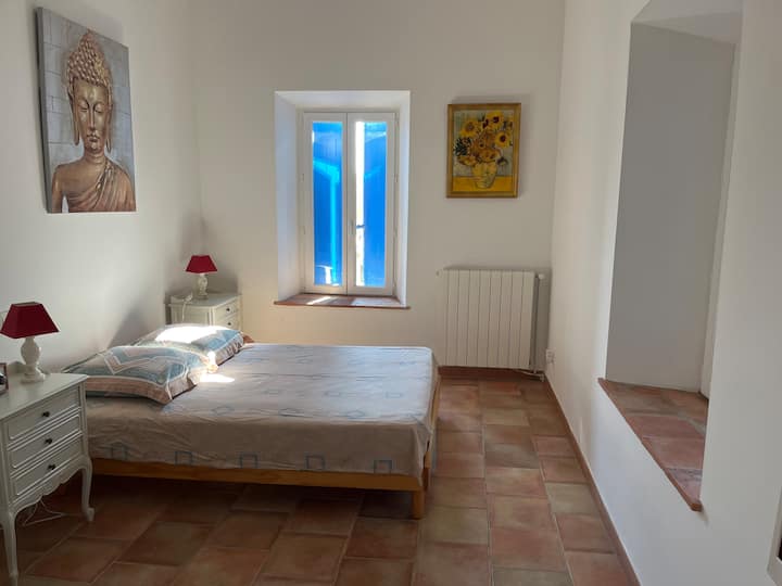 Camera da letto al piano superiore numero 1 con 2 finestre (1 vista in cortile, l'altra con vista al parco)