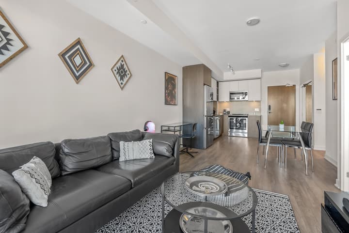 Lovely Condo With Free Parking - Vaughan