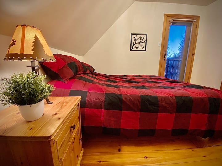 Met directe toegang tot het balkon met een spectaculair uitzicht op het meer.