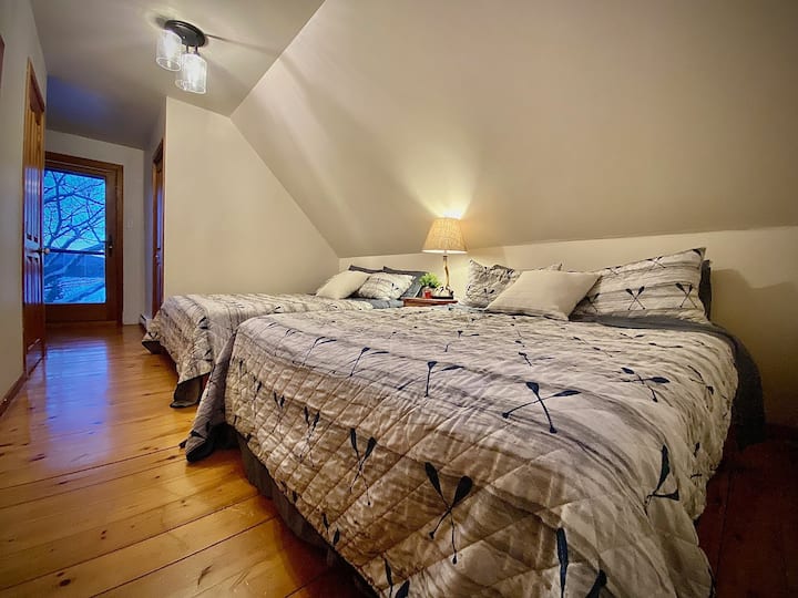 Met directe toegang tot het balkon met een spectaculair uitzicht op het meer.