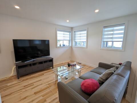 Impeccable, modern, river view, renovated cottage!