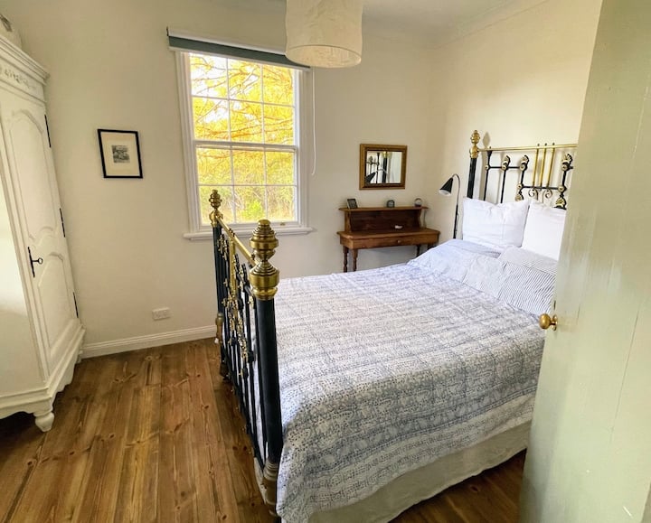 Camera da letto principale con antico letto matrimoniale