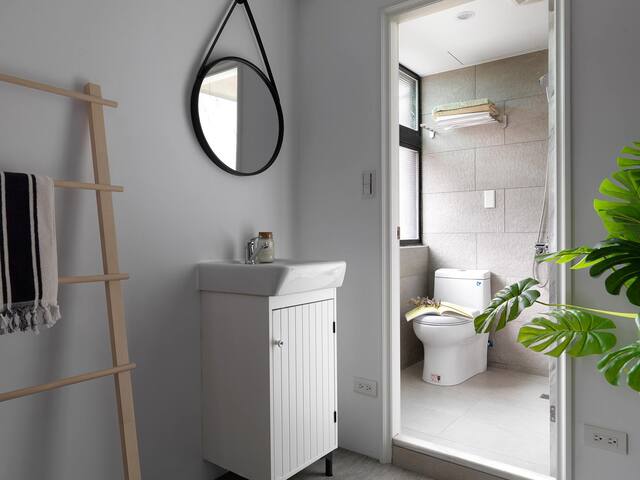 小樹林包層/ MRT西門3分鐘 /5房5衛0廳/11人 gallery image 4