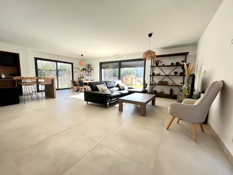 Villa near the sea with pool and garden