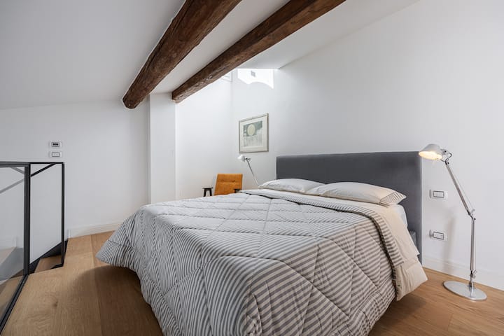 מיטת קווין בלופט