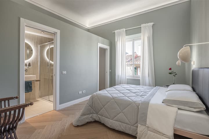 חדר שינה זוגי שני עם חדר רחצה וארון בגדים