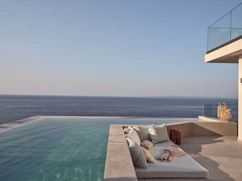 Bardo Villa, 180° of Endless Blue with Heated Pool