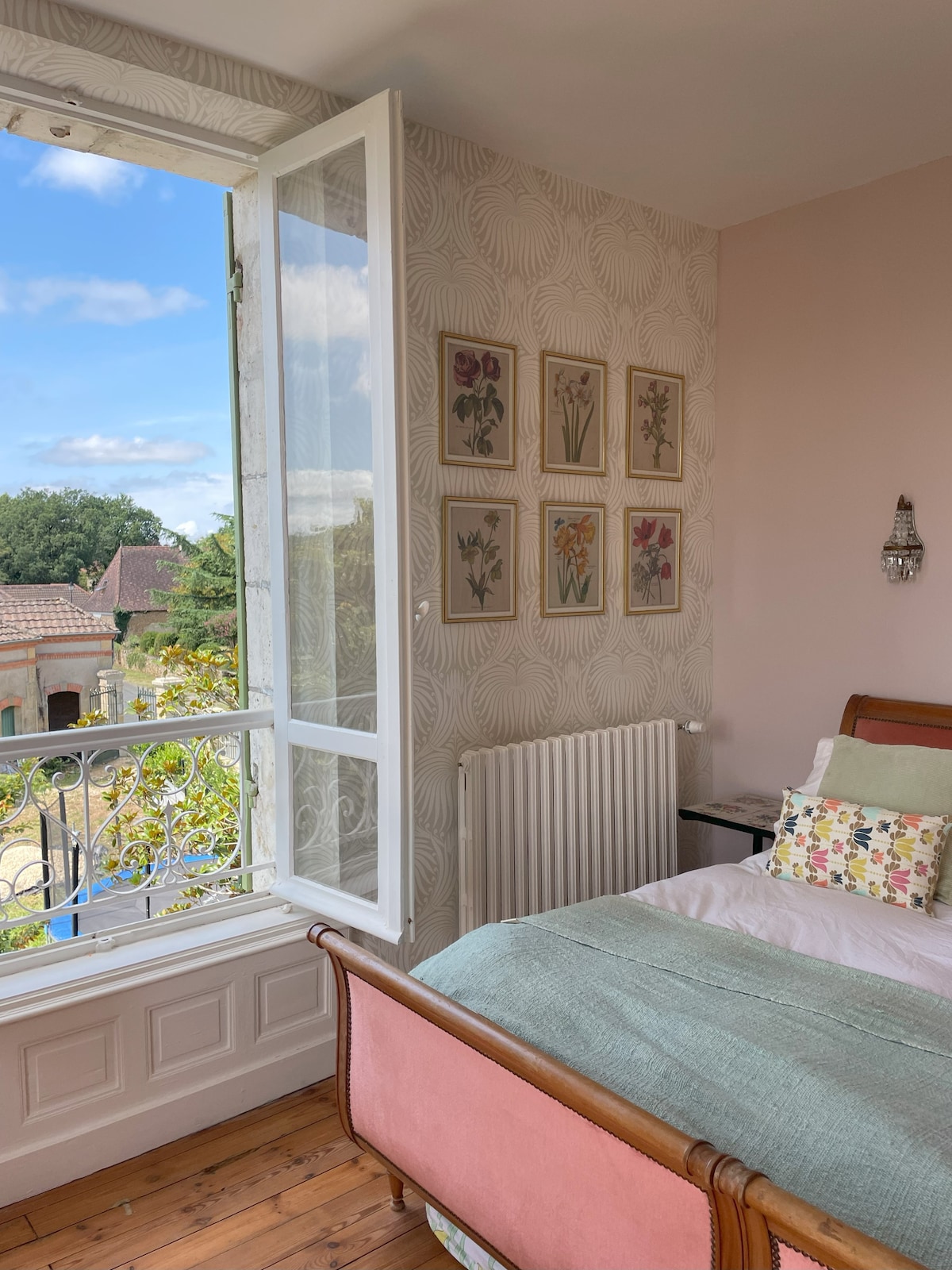 Слънчевата спалня с двойно легло разполага с две изключително големи единични легла (конфигурирани като суперголямо двойно легло).  Гардеробът и скринът осигуряват достатъчно място за съхранение. Оригиналната камина и камината добавят нотка на исторически чар.