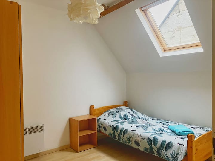 Equipada con una cama individual, esta habitación es ideal para un niño.