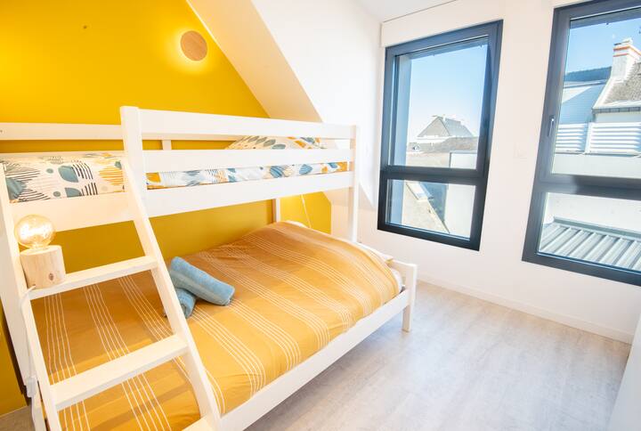 Chumba cha watu watatu kwenye ghorofa ya 2 kilicho na kitanda cha ghorofa (sentimita 140 chini na sentimita 90 juu).