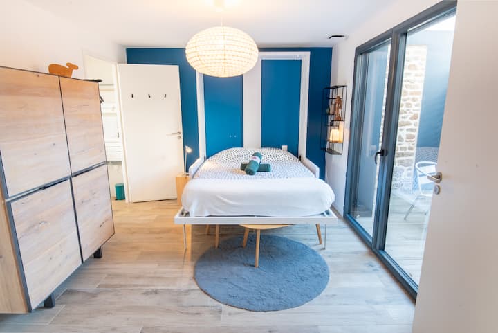 Chumba bora kwenye ghorofa ya chini (kitanda kinachoweza kurudishwa nyuma cha sentimita 140) chenye bafu la kujitegemea na mtaro wa kujitegemea. Ufikiaji wa PMR