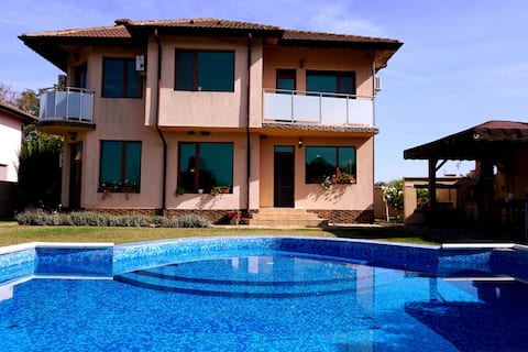 Seaside 3-Bedroom House with а Pool in Bulgarevo