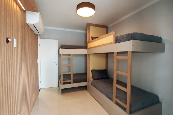 Chambre avec 5 lits