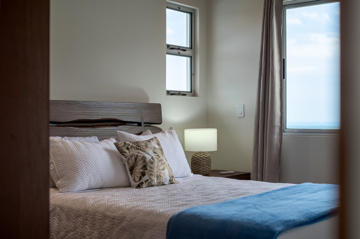 第三间卧室配有舒适的标准双人床。