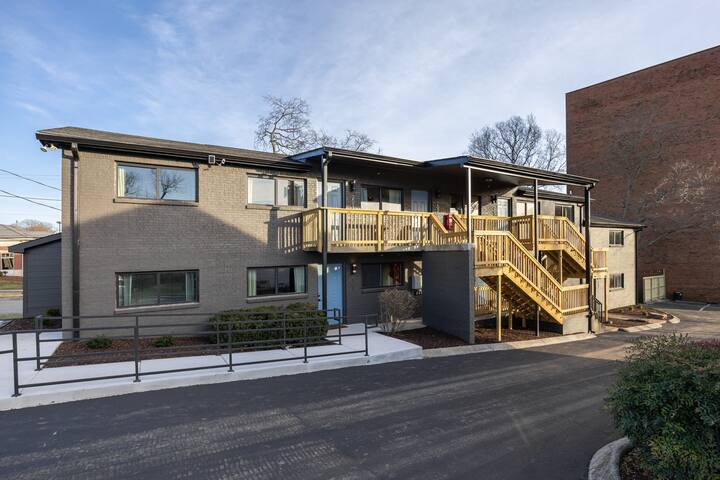 Multi-Condo Building 7 Units, 15 Bedrooms &Parking gallery image 4