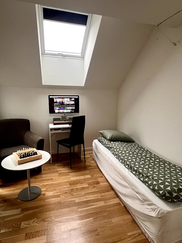 Ето матраците (добри матраци), подредени един върху друг, така че се превръща в единично легло, но могат да бъдат поставени и двата на пода, така че да има двойно легло.
iMac е в стаята. Можете да използвате гост потребител с Altibox TV.