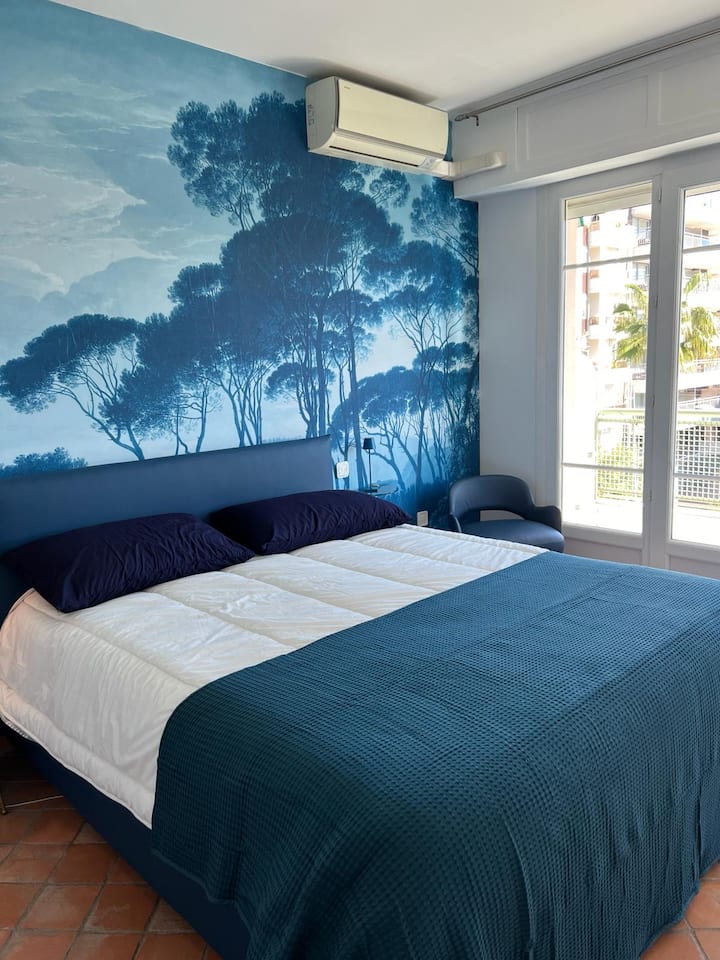 Papel pintado de arte londinense con pines marítimos y verdadera cama de cuero azul con colchón de espuma viscoelástica