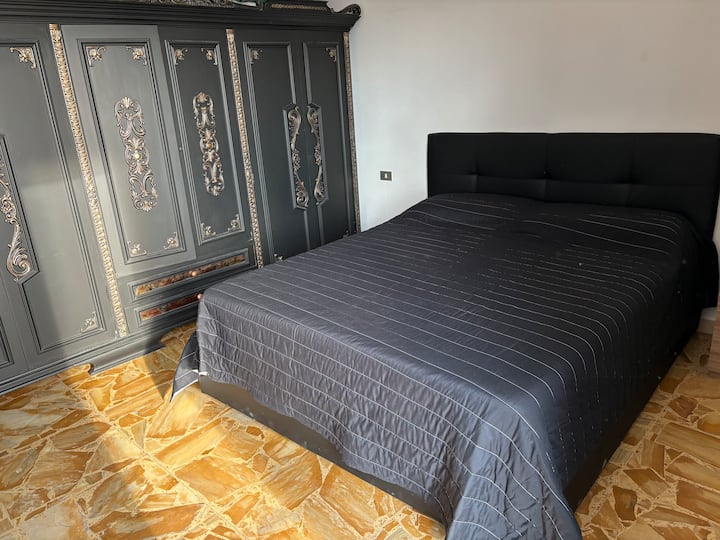 غرفة نوم كوين مع شرفة