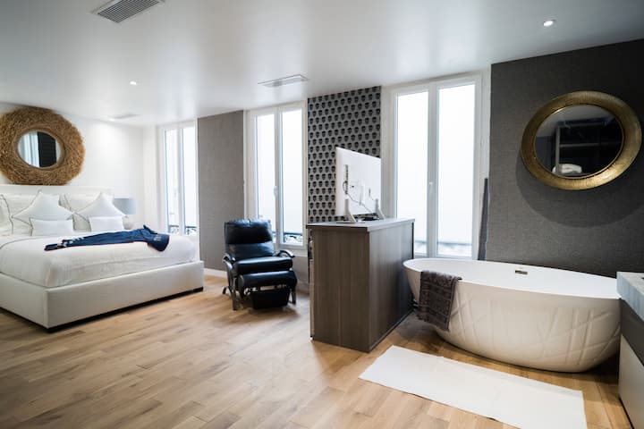 חדר שינה 2 - חדר שינה שני יפהפה עם סוויטה, אמבטיה עומדת, חדר ארונות, מושב אהבה וטלוויזיה. 