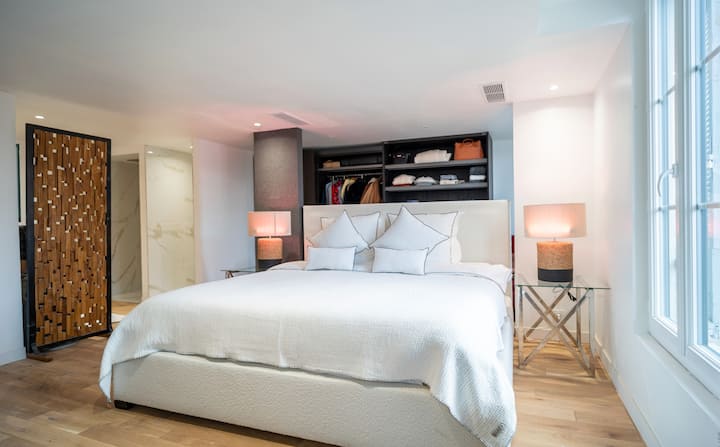 חדר שינה ראשי - חדר שינה ראשי יפהפה עם מיטת קינג סייז גדולה, חדר רחצה צמוד, חדר ארונות וטלוויזיה. 