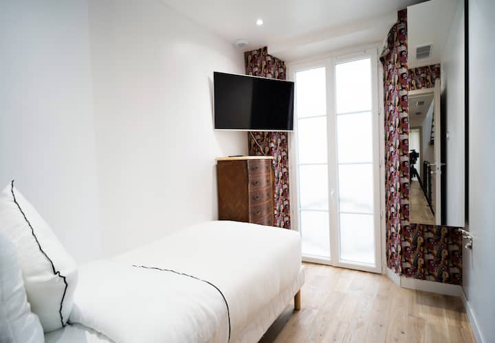 חדר שינה 6 - חדר ליחיד חמוד עם מלתחה וטלוויזיה. 