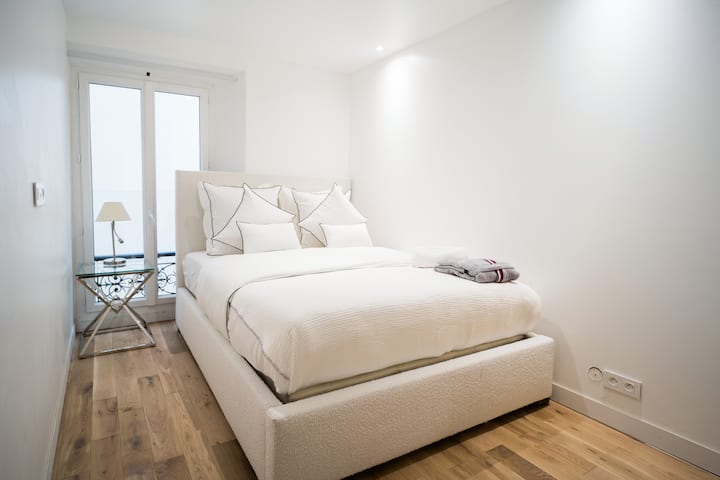 חדר שינה 3 - מיטה זוגית נוחה עם חדר רחצה צמוד, ארון וכספת. 