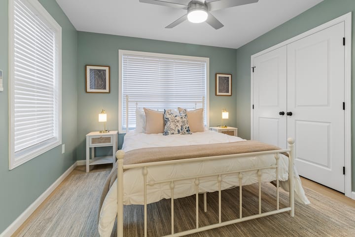 מיטת קווין סייז עם מזרן קצף חדש, מנורות טעינה USB, והרבה מקום אחסון בחדר הזה!