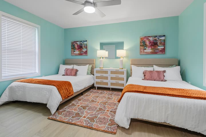 חדר שינה תוסס עם שני מזרני ספוג חדשים בגודל מלא ושפע של אחסון לכל החפצים שלכם!