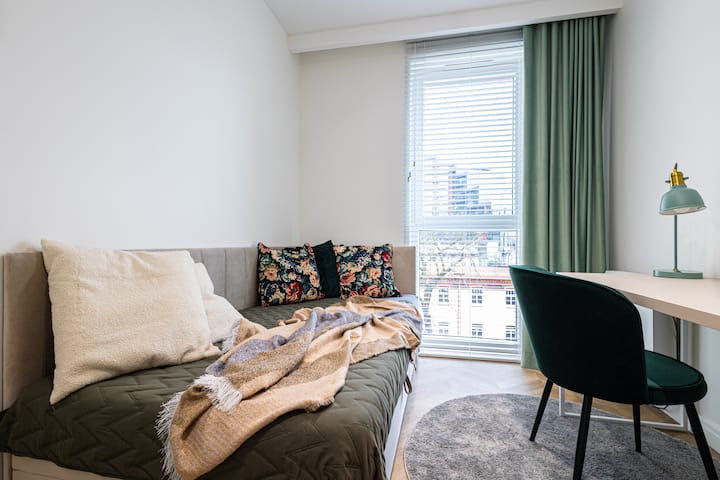 1 ห้องนอนและโต๊ะทำงานระยะไกล