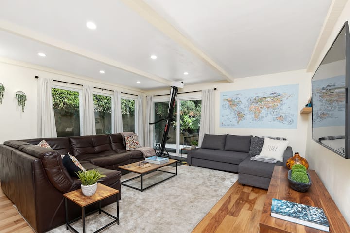 Velika obiteljska soba s opremom za vježbanje, kaučem na razvlačenje, TV-om od 65"s Rokuom