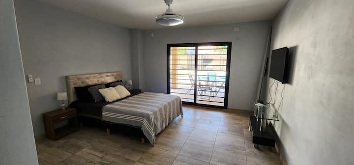 Главна спална соба со брачен кревет, телевизор, клима уред, плакар и сопствена бања.