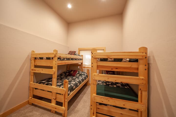 Inafaa kwa familia-Bunk room sleeps 5!