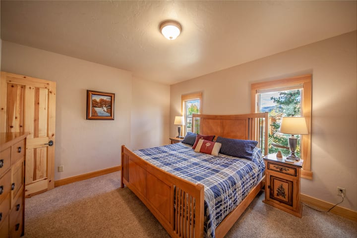 Chumba cha kulala cha pili chenye mwangaza na starehe kilicho na bafu kamili la kujitegemea na uingie kwenye kabati.