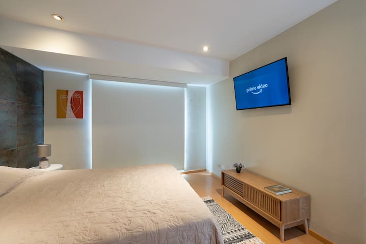 Glavna soba sa spojenom kupaonicom i velikim bračnim krevetom. 42"Smart TV.