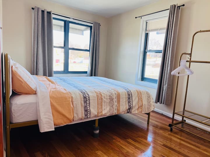 Kitanda cha ukubwa wa Queen chenye rafu ya nguo