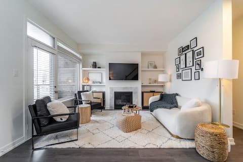 Top Airbnb: Luxury Urban Town home in Oakville