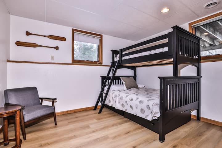 Спалня в мазето с 2 спални и двуетажно легло с 2 отделни легла 