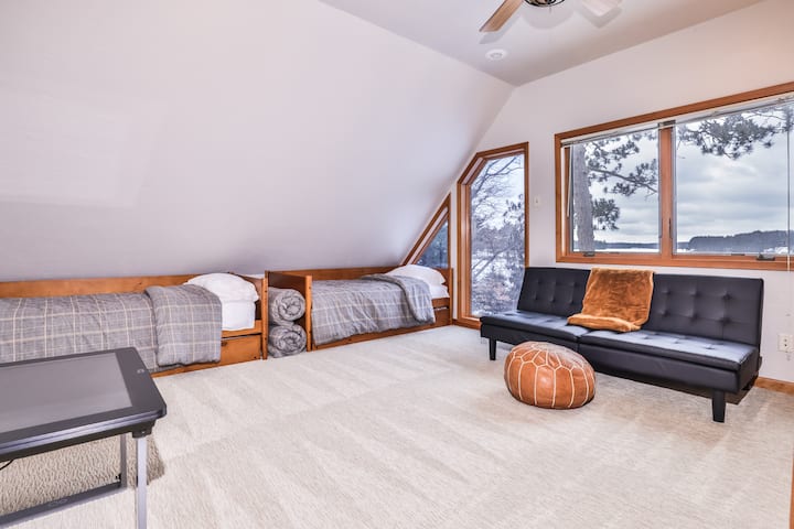 Горен етаж, ЛОФТ, БЕЗ ВРАТА, 4 единични легла, разтегателен диван и футон