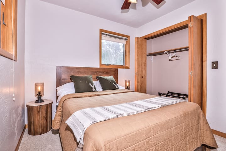 Гардероб с пълно легло на основния етаж