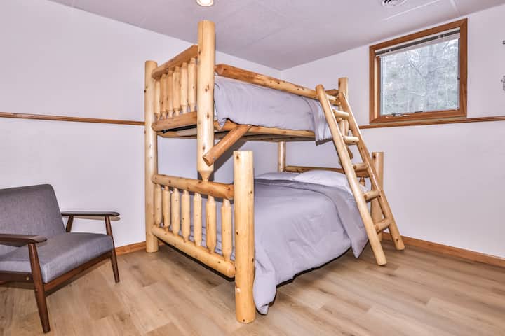 Спалня в мазето 1 двуетажно легло с 2 отделни легла и двуетажно легло отдолу