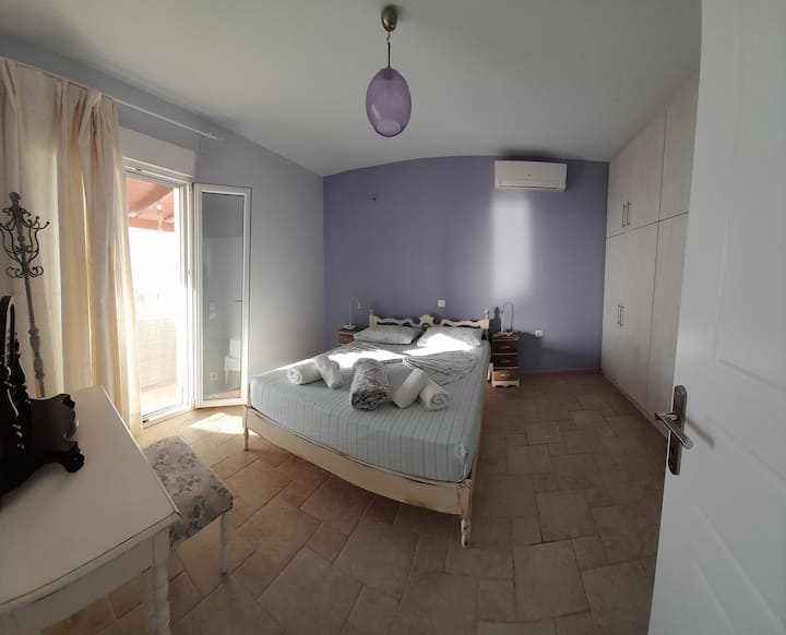 Главната спалня на горния етаж. 