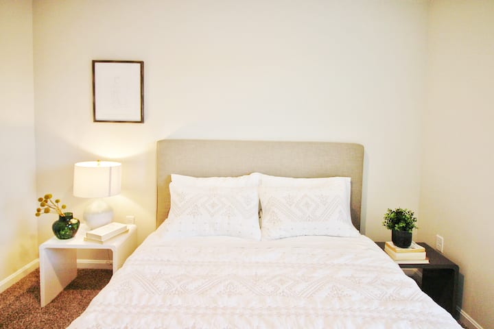 Chumba cha tatu cha kulala, Chumba cha Beige, pia kina kitanda cha kifahari, mashuka yenye ubora wa pamba 100%.