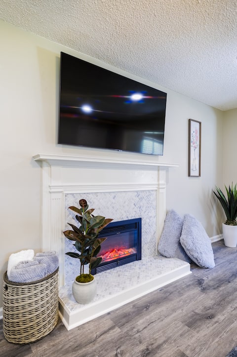 Huge fenced yard•pets•roomy•fireplace•firepit