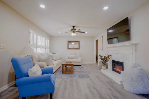 Modern & spacious, fireplace & firepit, yard, pets
