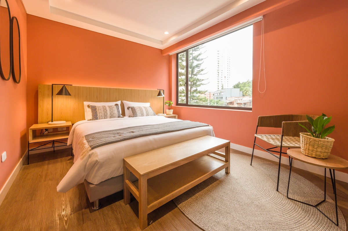 Cama queen 1,60cm x 1.90cm 
Interneti Lencería i errët 
Aparat kafeje televiziv
 
Sanduchera Tea Maker
Filxhanë 
frigoriferikë, gota, enë argjendi, enë. 

Banjë më vete me ujë të nxehtë dhe peshqirë