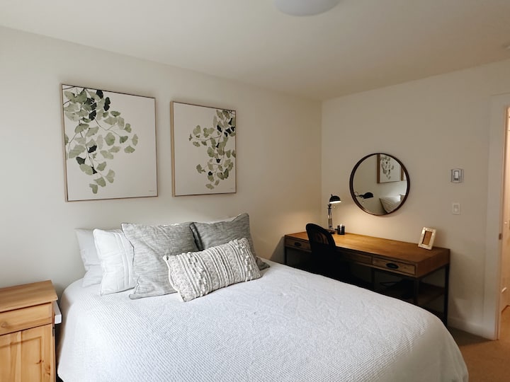 Стая за гости, двойно легло - 1 - ви етаж.
Бюрото на WFH в случай, че работата дойде на повикване.