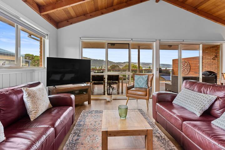 Coastal Gem – pool table + views