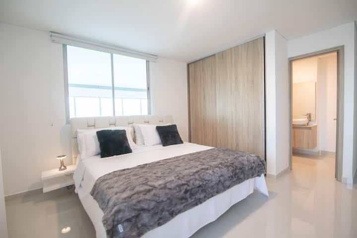 Spavaća soba 1 na gornjoj etaži s bračnim krevetom, ormarom i kupaonicom. 