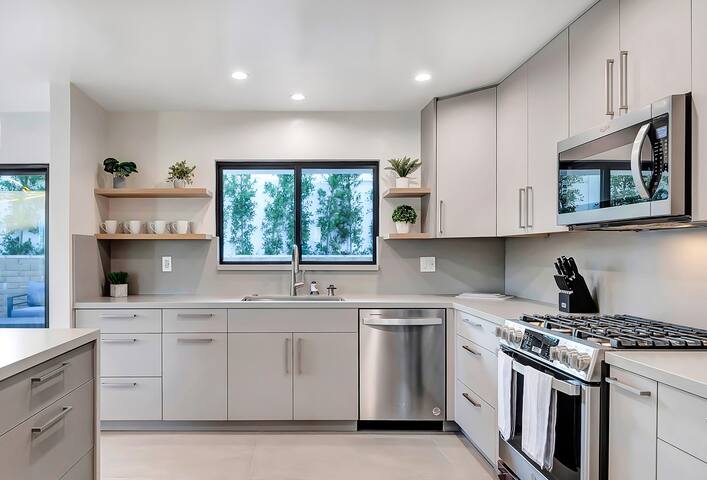 Luxury King Bed W/ Pool, Spa & Spectacular View ! gallery image 4